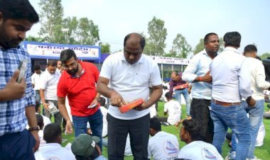 दीपावली पर पनोरमा ग्रुप के प्रबंध निदेशक संजीव मिश्रा ने मजदूरों को वितरित किए उपहार और मिठाइयाँ...