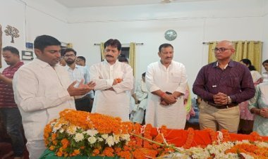 युवा नेता राजू दानवीर ने बिहार कोकिला शारदा सिन्हा के पार्थिव शरीर पर पुष्प अर्पित कर दी श्रद्धांजलि...