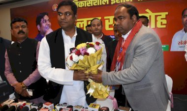 समाजसेवी 'सन ऑफ मिथिला' संजीव मिश्रा ने थामा वीआईपी का दामन, 'सन ऑफ मल्लाह' मुकेश सहनी ने पार्टी की सदस्यता दिलाई