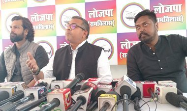 जमुई सांसद अरुण भारती ने आज 1 विलर रोड,  बिहार प्रदेश कार्यालय में प्रेस वार्ता को संबोधित करते हुए बिहार लोक सेवा