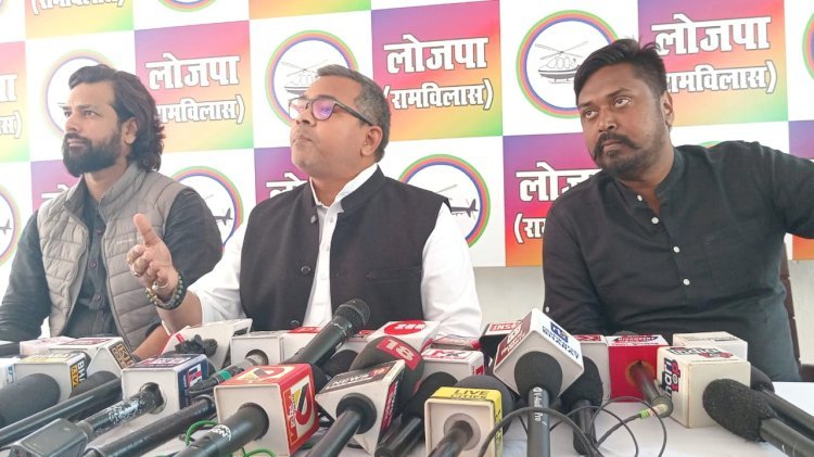 जमुई सांसद अरुण भारती ने आज 1 विलर रोड, बिहार प्रदेश कार्यालय में प्रेस वार्ता को संबोधित करते हुए बिहार लोक सेवा