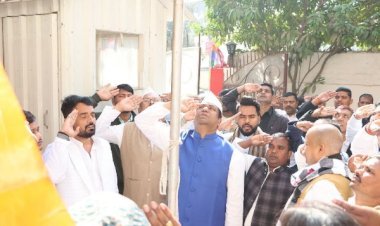 बिहार के पूर्व मंत्री मुकेश सहनी ने वीआईपी के कार्यालय में फहराया तिरंगा, बंटी जलेबी...