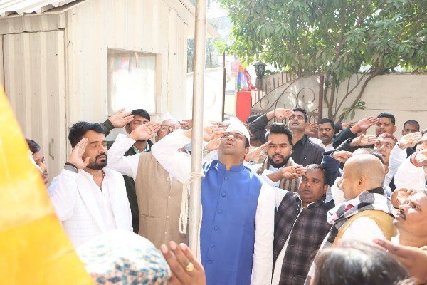 बिहार के पूर्व मंत्री मुकेश सहनी ने वीआईपी के कार्यालय में फहराया तिरंगा, बंटी जलेबी...