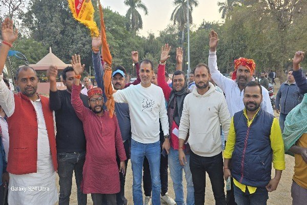 महाकुंभ स्नान के लिए जत्था रवाना, गुड्डू सिंह बबुआन और कौशलेंद्र सिंह के नेतृत्व में 15 बसों से यह जत्था प्रयागराज के लिए निकला...