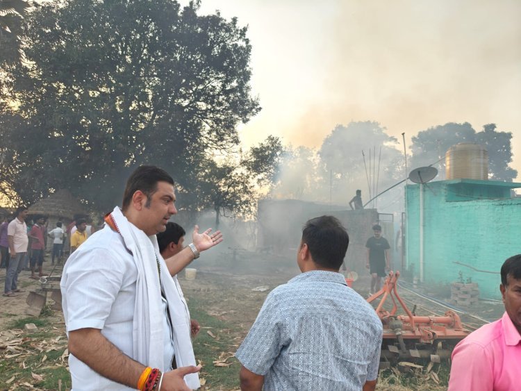 शार्ट सर्किट से 5 घरों में लगी भीषण आग, युवा लोजपा की टीम ने पहुँचाई मदद