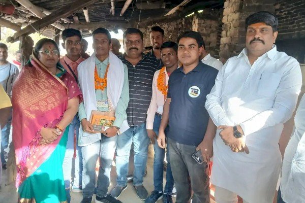 आरा : मैथ्स में मिले 100 नंबर, स्टेट टॉपर बने रंजन, सभापति किरण उपाध्याय ने घर पर पहुंचकर रंजन समेत पूरे परिवार को दी बधाई...