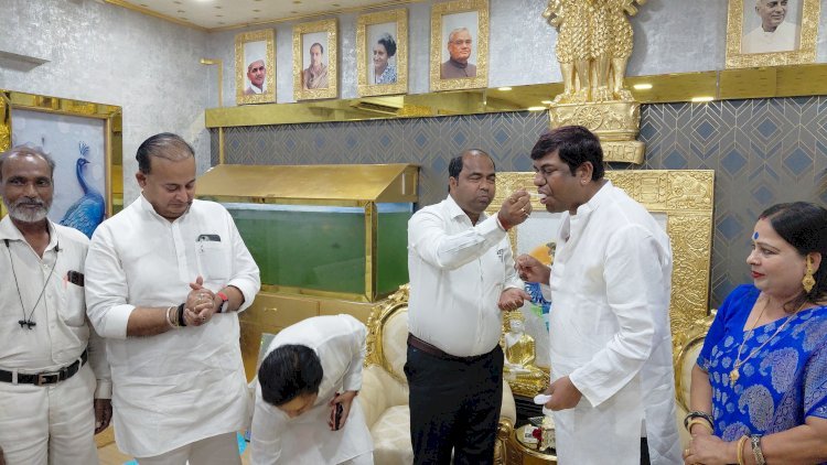 पूर्व मंत्री मुकेश सहनी का जन्मदिन वीआईपी पार्टी कार्यालय में धूमधाम से मनाया गया