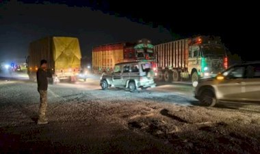 पटना-बक्सर फोरलेन हाईवे में टॉर्च के सहारे ट्रैफिक संभालती पुलिस, महीनों बाद भी नहीं लगी हाई मास्ट लाइट...