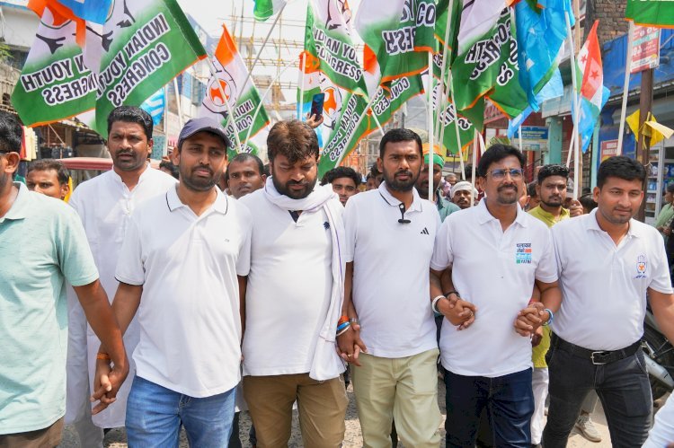 पलायन रोको नौकरी दो यात्रा आज किशनगंज में । यात्रा के पूर्व शहर में निकाली गई मशाल जुलूस