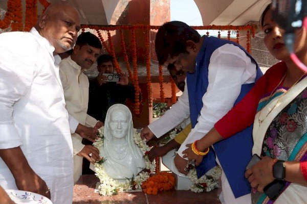 वीआईपी प्रमुख मुकेश सहनी पहुंचे हाजीपुर, स्वतंत्रता सेनानी जामुन राय की प्रतिमा पर किया माल्यार्पण, दी श्रद्धांजलि...