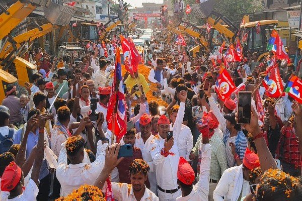 जंदाहा पहुंचकर वीआईपी के संस्थापक मुकेश सहनी ने बाबा अमर सिंह की पूजा-अर्चना की, लिया आशीर्वाद...