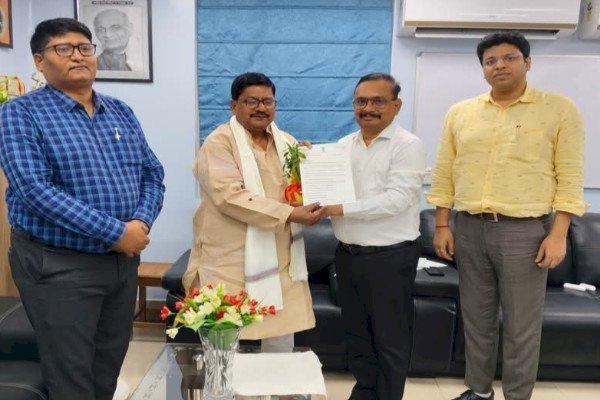 आरा के सांसद ने थमाई दानापुर के DRM को लिस्ट, कुछ ट्रेनों की स्टॉपेज पर मिला भरोसा...