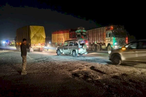 पटना-बक्सर फोरलेन हाईवे में टॉर्च के सहारे ट्रैफिक संभालती पुलिस, महीनों बाद भी नहीं लगी हाई मास्ट लाइट...