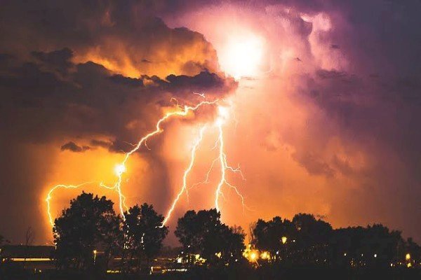 आरा : आकाशीय बिजली गिरने से गेहूं के खेत में लगी आग...