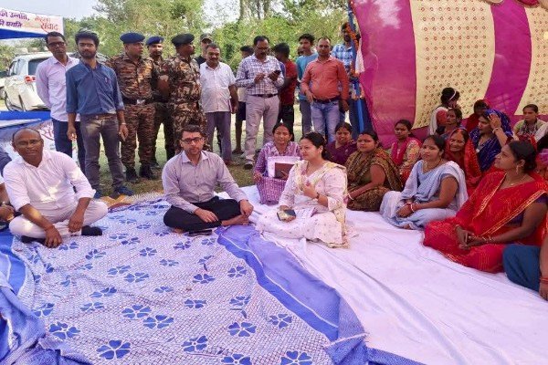 क्या हुआ जब अचानक जमीन पर नीचे बैठ गए भोजपुर के जिलाधिकारी, बिहार में महिलाओं की बात; अब प्रशासन के साथ...