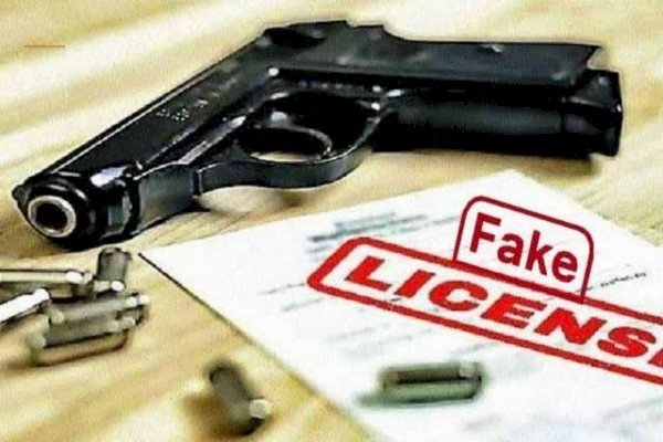 आरा : फर्जी लाइसेंस और हथियार तस्कर गिरोह के सदस्य गिरफ्तारी, रिवॉल्वर फर्जी लाइसेंस और गोली बरामद...