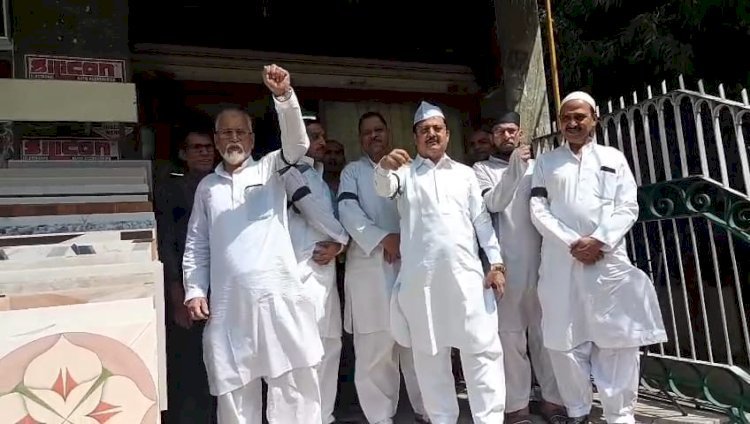 आज जुम्मा की नमाज़ के बाद एग्जीबिशन रोड स्थित अब्दुल Hai मस्जिद के बाहर मैं ईमाम गज़ाली और सभी