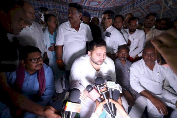आरा ट्रिपल मर्डर केस: तेजस्वी यादव ने पीड़ित परिवारों से की मुलाकात, कहा- दोषी गिरफ्तार नहीं हुए तो करेंगे आंदोलन...
