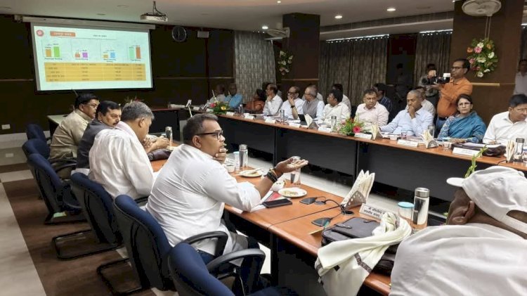 अरुण भारती ने सोमवार को पटना के महेंद्रू के रेलवे सभागार में भारतीय रेल की डिवीजनल पार्लियामेंट्री कमिटी की बैठक में शामिल