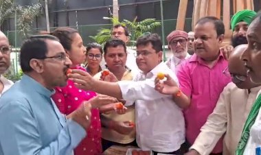 तेजस्वी प्रसाद यादव को पुत्र रत्न की प्राप्ति पर राष्ट्रीय जनता दल के कार्यालय में जश्न का माहौल,