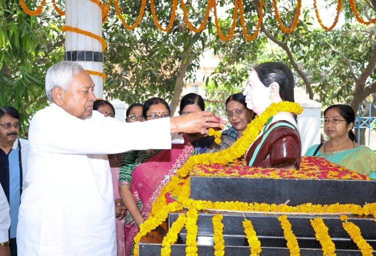 धर्मपत्नी की पुण्यतिथि पर नीतीश कुमार ने की पूजा और जन संवाद, प्रतिमा पर किया माल्यार्पण