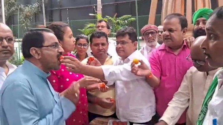 तेजस्वी प्रसाद यादव को पुत्र रत्न की प्राप्ति पर राष्ट्रीय जनता दल के कार्यालय में जश्न का माहौल,