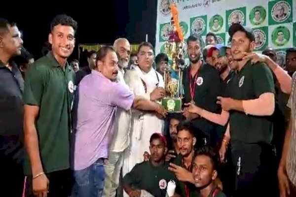 आरा : बड़हरा प्रखंड में क्रिकेट महासंग्राम का हुआ भव्य समापन, बड़हरा पूर्वी टीम ने जीता फाइनल मुकाबला...