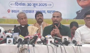 राजस्थान के पूर्व मुख्यमंत्री अशोक गहलोत प्रेस कॉन्फ्रेंस