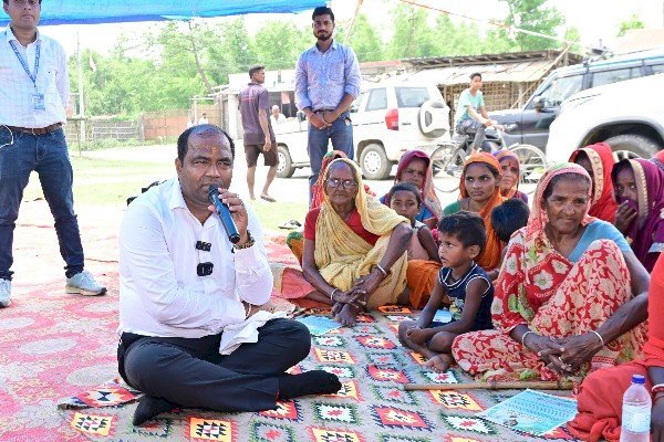 वीआईपी के राष्ट्रीय उपाध्यक्ष संजीव मिश्रा ने महिलाओं से की सीधी बातचीत, छातापुर में परिवर्तन की अपील...