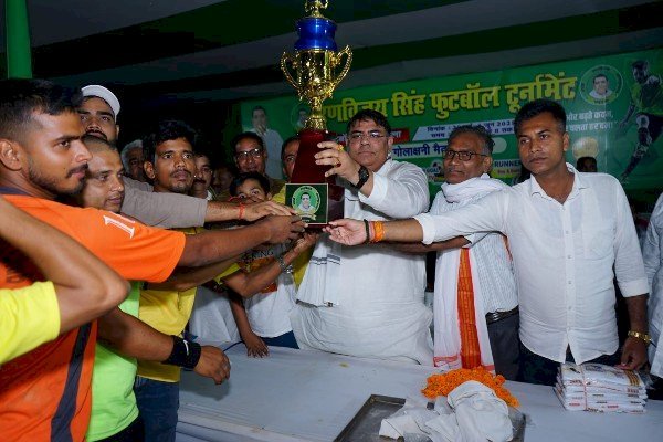 धमार गांव में हुआ रणविजय सिंह फुटबॉल टूर्नामेंट का भव्य समापन, बड़हरा 11 ने बसंतपुर को फाइनल में हराकर रचा इतिहास...