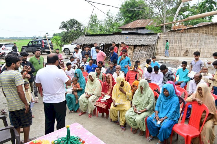 वीआईपी नेता संजीव मिश्रा ने सोहटा पंचायत में लगाई पीएचइडी अधिकारियों की क्लास