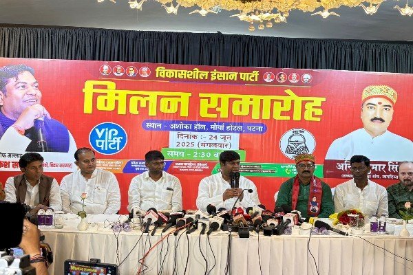 खगड़िया मुखिया संघ के अध्यक्ष अनिल कुमार सिंह कुशवाहा अन्य साथियों के साथ थामा वीआईपी का दामन, पूर्व मंत्री मुकेश सहनी ने पार्टी में किया स्वागत...