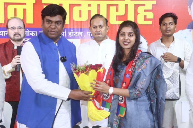 - मधुबनी जिला परिषद की चेयरमैन बिंदु गुलाब यादव अपने सैकड़ों साथियों के साथ वीआईपी की सदस्यता ग्रहण की, पूर्व मंत्री मुकेश सहनी ने पार्टी में किया स्वागत