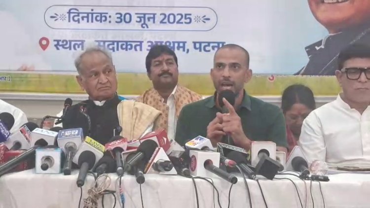 राजस्थान के पूर्व मुख्यमंत्री अशोक गहलोत प्रेस कॉन्फ्रेंस