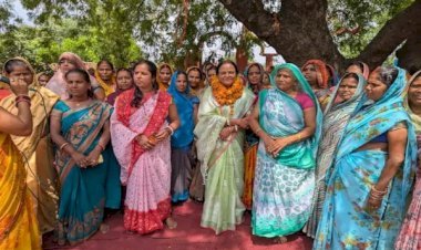 बड़हरा के खेसरहिया गांव पहुंचीं पूर्व विधायिका आशा देवी, जनसंपर्क के दौरान उठाई गांव की समस्याएं...