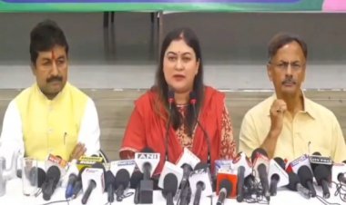 चुनावी भाषण देता है बार-बार, लगता है जुमलों का सरदार बोलता है, उसे और कुछ आता हो ना हो, वो झूठ बहुत शानदार बोलता है...