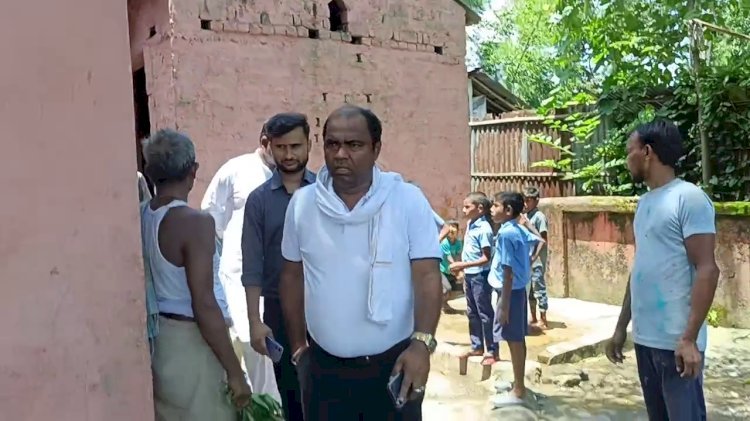 विद्यालय में मिड-डे मील से बच्चों की तबीयत बिगड़ने पर वीआईपी नेता संजीव मिश्रा का औचक निरीक्षण