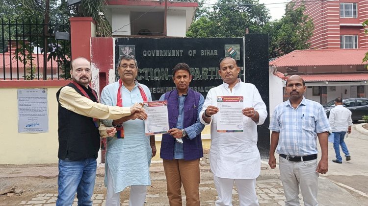 वीआईपी प्रतिनिधिमंडल ने बिहार के मंत्री नीरज बबलू के खिलाफ निर्वाचन आयोग को सौंपा पत्र