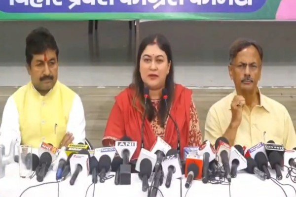 चुनावी भाषण देता है बार-बार, लगता है जुमलों का सरदार बोलता है, उसे और कुछ आता हो ना हो, वो झूठ बहुत शानदार बोलता है...