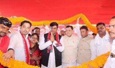 केसरिया पहुँचे मुकेश सहनी, निःशुल्क चिकित्सा शिविर का किया उद्घाटन