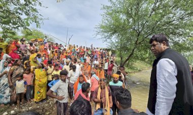 भोजपुर के जवइनियां गांव पहुंचे वीआईपी प्रमुख मुकेश सहनी, बाढ़ पीड़ितों से की मुलाकात