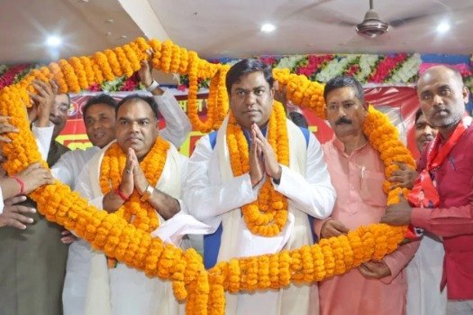 जन सुराज के प्रदेश महासचिव संतोष कुमार महतो वीआईपी की 'नाव' पर हुए सवार, ली सदस्यता