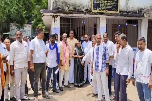 सदर प्रखंड कार्यालय में जनप्रतिनिधियों का हंगामा, अंचल अधिकारी पर लगाए गंभीर आरोप...