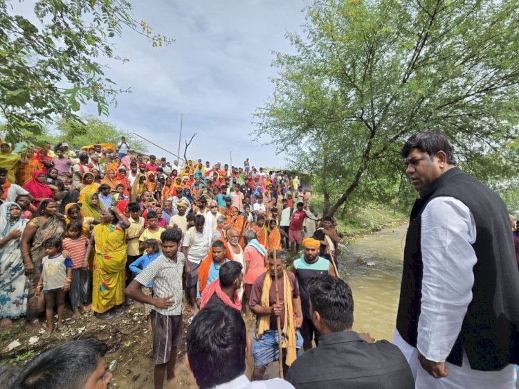 भोजपुर के जवइनियां गांव पहुंचे वीआईपी प्रमुख मुकेश सहनी, बाढ़ पीड़ितों से की मुलाकात