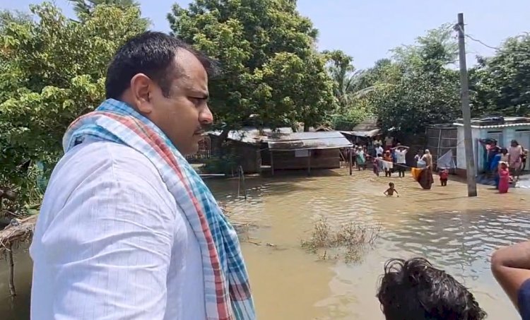 भीषण बाढ़ में कुणाल कुमार बने सहारा, सैकड़ों परिवारों तक पहुँची राहत