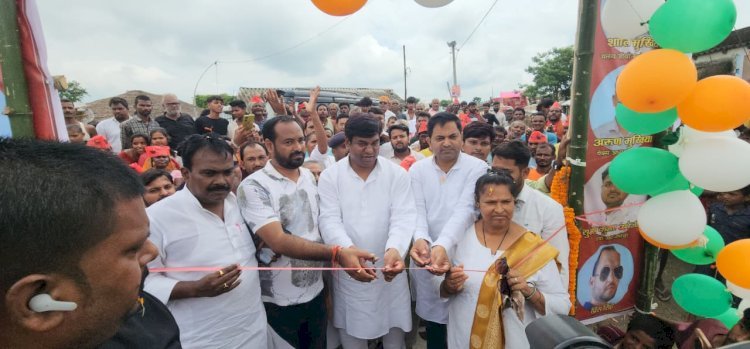 सिमरी बख्तियारपुर में वीआईपी के कार्यकर्ताओं ने चचरी पुल बनाया, पूर्व मंत्री मुकेश सहनी ने किया उद्घाटन