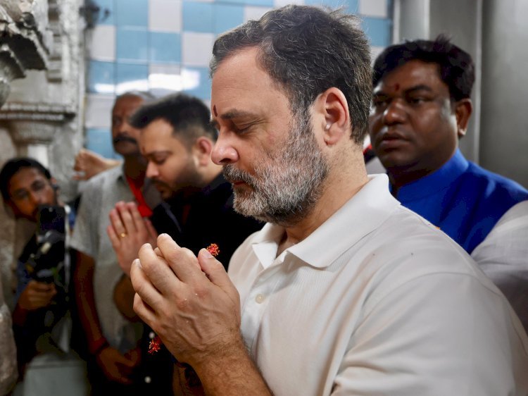 मुकेश सहनी जी वोटर अधिकार यात्रा कर रहे है. इस दौरान औरंगाबाद मे देव सूर्य मन्दिर मे पूजा अर्चना करते हुए