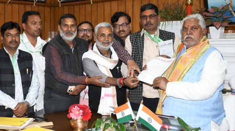 प्रेस मेंस वेलफेयर एसोसिएशन ने प्रेम कुमार और अवधेश नारायण सिंह से पत्रकार रेल छूट बहाल करने की मांग की !