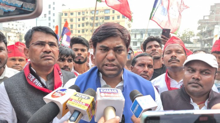 मुजफ्फरपुर में Mukesh Sahani की अगुवाई में प्रदर्शन, फर्जी एनकाउंटर का आरोप; 30 दिन में कार्रवाई नहीं हुई तो बड़े आंदोलन की चेतावनी